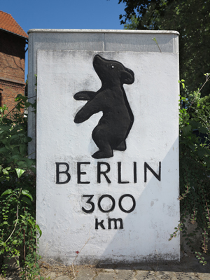 Der Berliner Meilenstein in Alfeld. Derartige Meilensteine wurden in ganz Westdeutschland errichtet, um das Bewusstsein für West-Berlin zu erhalten.