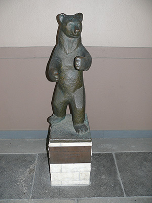 Rathaus Wilmersdorf Bronzebär von Hildebert Kliem (21.3.1927 - 22.3.1986)