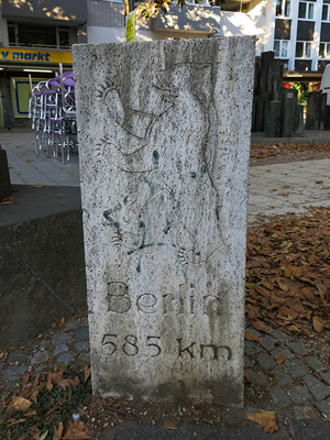 Der Berliner Meilenstein wurde am 12. September 1968 auf Initiative des Gesangsvereins Liederkranz errichtet. Er ist einer von zwei Meilensteinen im Bonner Stadtgebiet.