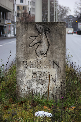 Berliner Meilenstein an der Ecke Berliner Freiheit / Sandkaule in Bonn.