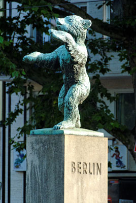 Bärenstatue an der Berliner Allee in Düsseldorf