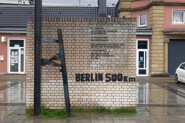 Meilienstein mit der Entfernungsangabe nach Berlin auf dem Berliner Platz in Hagen in Westfalen