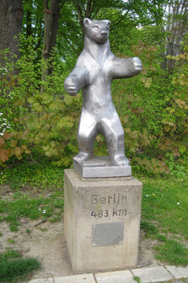 Skulptur Berliner Bär am südlichen Eingang zum Volksgarten Letmathe in Iserlohn, Berliner Allee