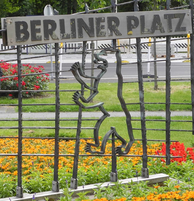 Langenfeld (Rheinland), Berliner Platz, Skulptur Berliner Platz mit Skulptur des Berliner Bären