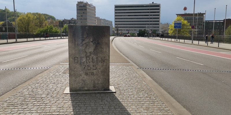 Berliner Meilenstein auf der Wilhelm-Heinrich-Brücke in Saarbrücken