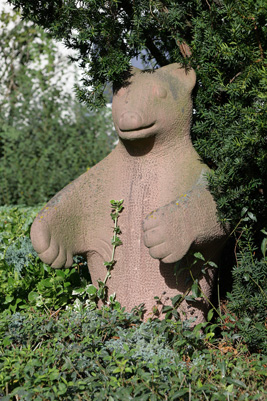 Die ca. 150 cm hohe Sandsteinskulptur BERLINER BÄR des Sylter Bildhauers Anatol Buchholtz (1927—2011) in Wolfsburg. Sie wurde 1992 aufgestellt.